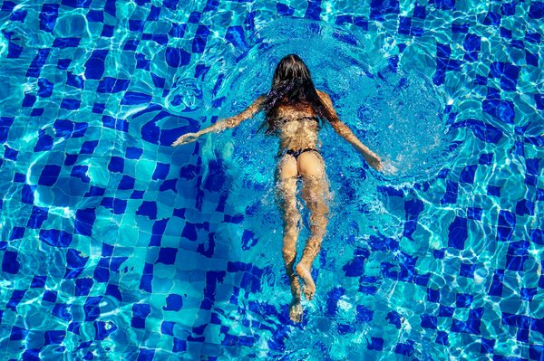 Quels sports aquatiques sont adaptés aux personnes souffrant d'arthrose?
